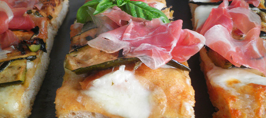 Pizza con zucchine marinate, galaverna e prosciutto crudo