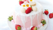 Drip cake alle fragole e cioccolato bianco