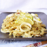 Noodles al curry verde, latte di cocco e lime