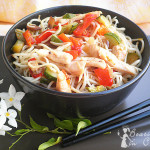 Noodles saltati con pollo e verdure