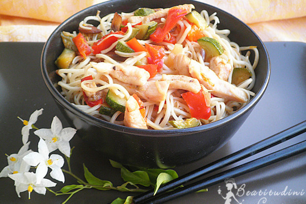 Noodles saltati con pollo e verdure