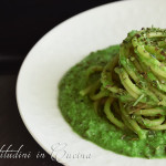 Spaghetti con crema di piselli alla spirulina