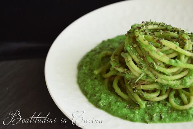 Spaghetti con crema di piselli alla spirulina