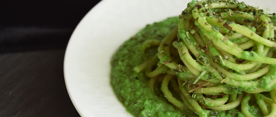 Spaghetti con crema di piselli alla spirulina