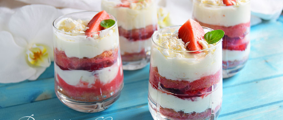 Tiramisù yogurt greco e fragole