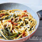 Spaghetti con agretti, pomodorini secchi e olive