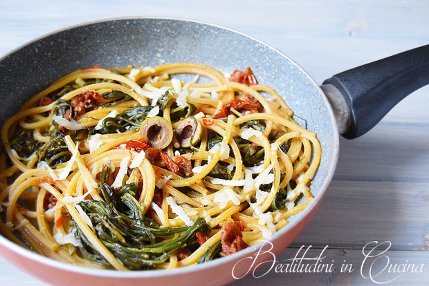 spaghetti con agretti, pomodorini secchi e olive