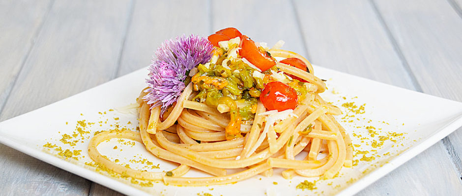 Spaghettoni ai fiori di zucca e polvere di pesto