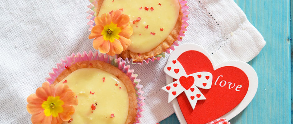 Crostatine con fragole, cioccolato bianco e pepe rosa