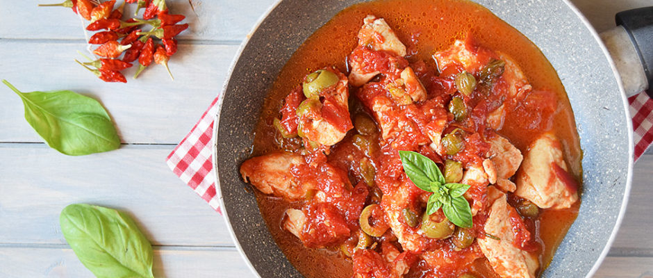 bocconcini di pollo con sugo piccante di datterini