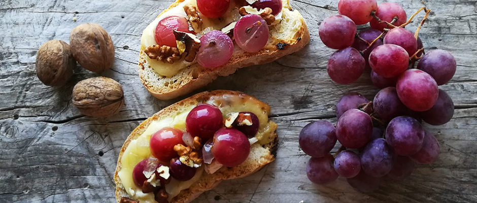 Crostoni uva caramellata e brie