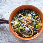 Pasta con foglie di cavolfiore e noci