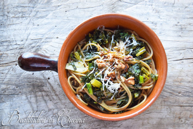 Pasta con foglie di cavolfiore e noci