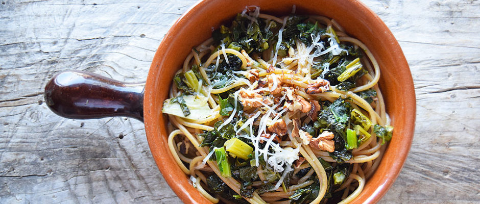 Pasta con foglie di cavolfiore e noci