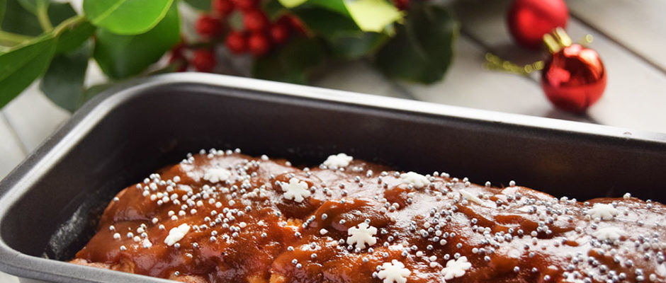 Torta di mele, zenzero e cannella con salsa al caramello