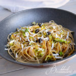 Pasta con foglie di cavolfiore, olive e limone