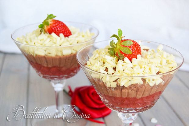 Mousse al cioccolato fondente e cremoso di fragola