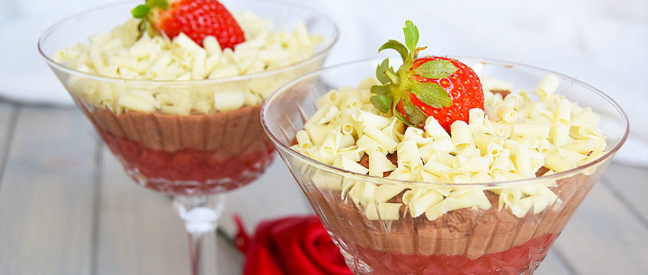 Mousse al cioccolato fondente e cremoso di fragola