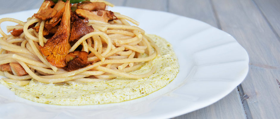 Spaghetti ai finferli su crema di basilico