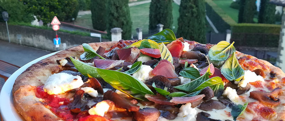 Pizza funghi, caprino e speck