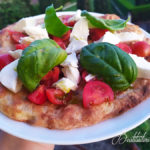 Pizza con pomodorini, bufala e basilico