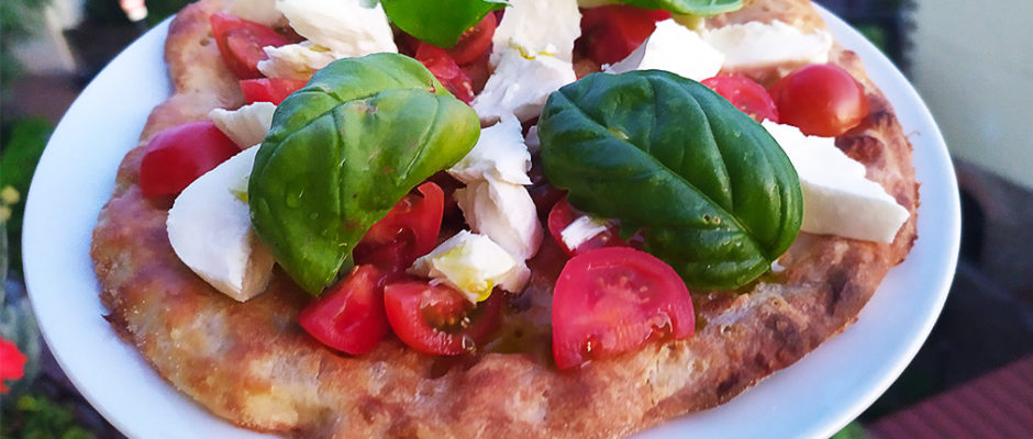 Pizza con pomodorini, bufala e basilico