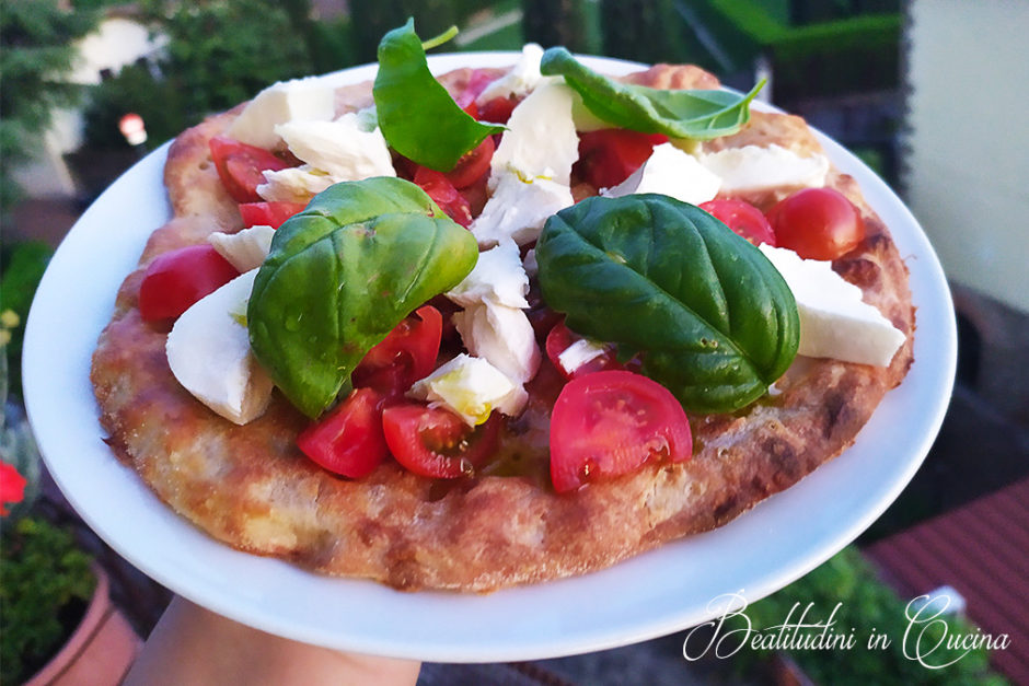 Pizza con pomodorini, bufala e basilico