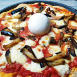 Pizza alla parmigiana di melanzane e burrata