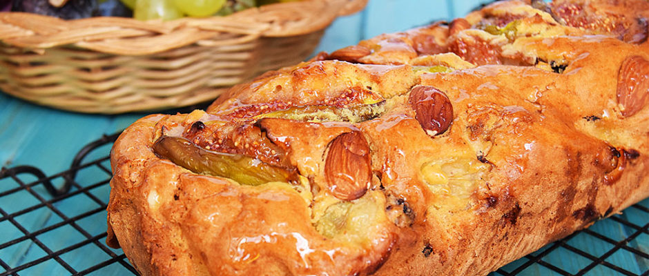 Torta di fichi, uva e mandorle