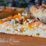 Focaccia senza impasto con zucca, gorgonzola e noci