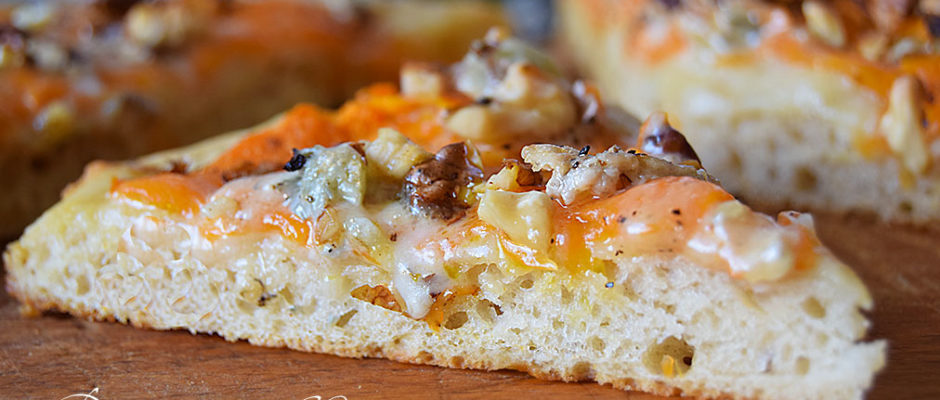 Focaccia senza impasto con zucca, gorgonzola e noci