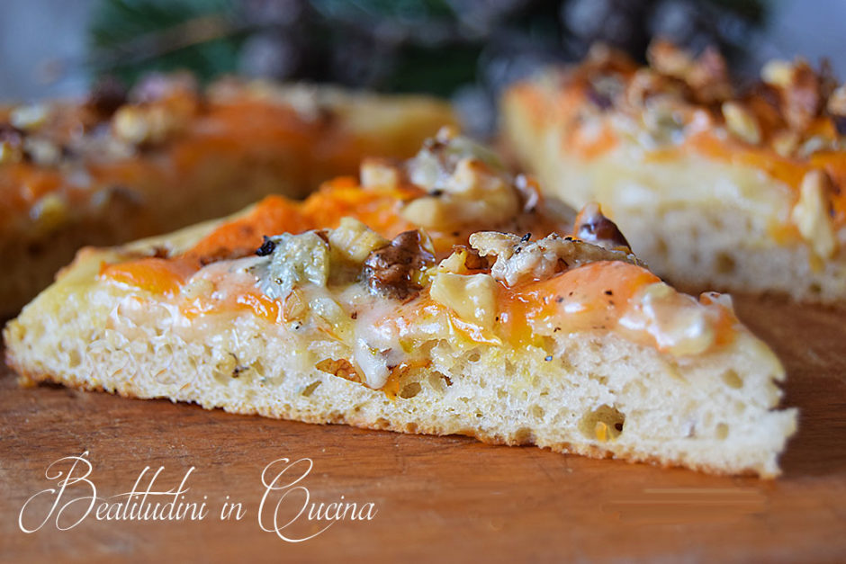 Focaccia senza impasto con zucca, gorgonzola e noci