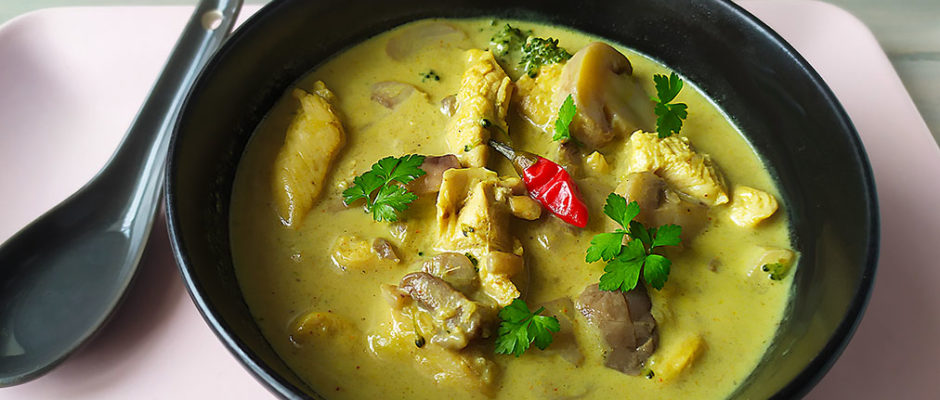 Zuppa thai al pollo e latte di cocco