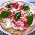 Pizza con burrata, finocchiona e limone