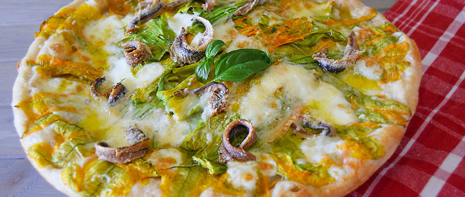 Pizza bianca con fiori di zucca e acciughe