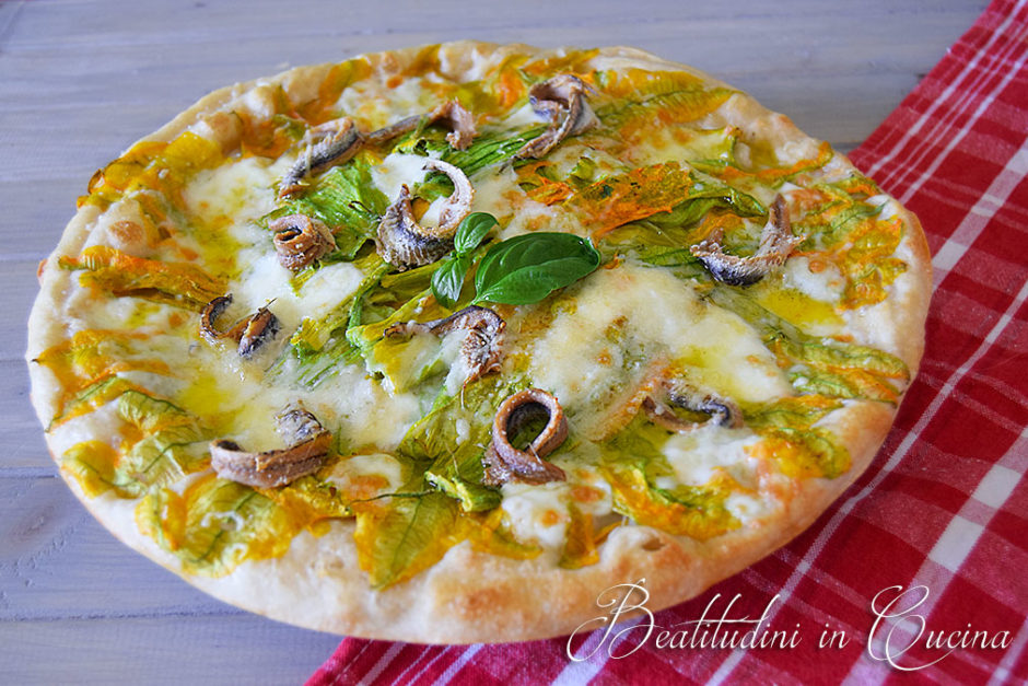 Pizza bianca con fiori di zucca e acciughe