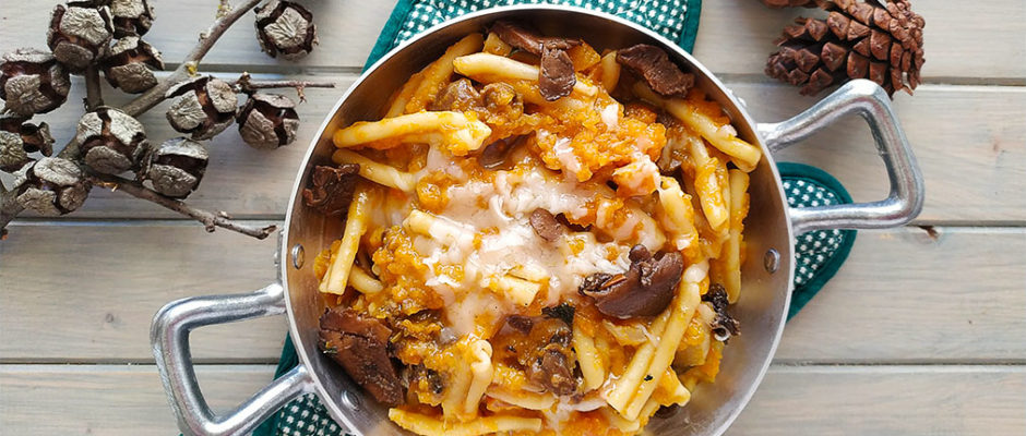 Pasta con zucca, funghi e provola affumicata