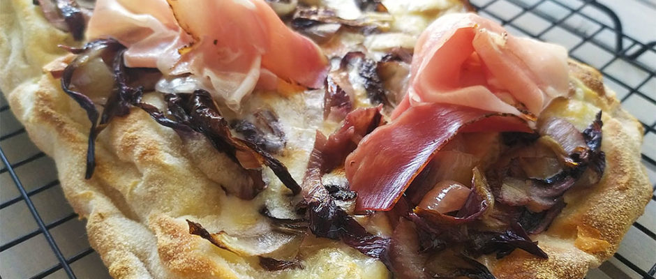 Pinsa con radicchio, speck e gorgonzola