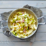 Pasta porri, pancetta affumicata e taleggio