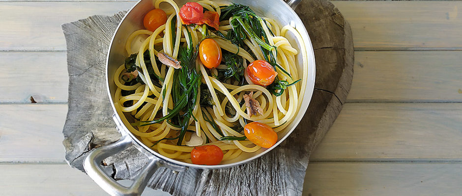 paghetti con agretti, acciughe e pomodorini