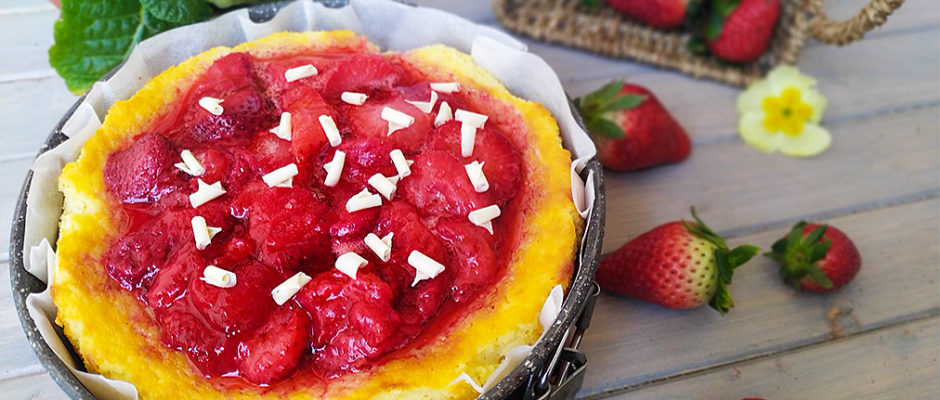 Torta di ricotta al limone, cioccolato bianco e fragole