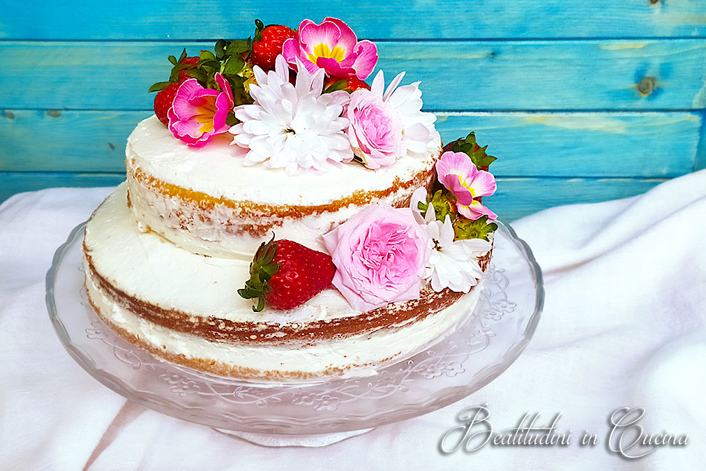 Naked cake alle fragole e fiori1