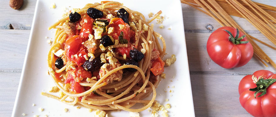 Spaghetti al tonno, pomodorini e mandorle