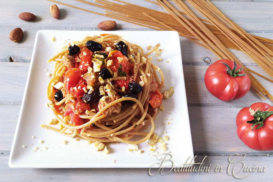 Spaghetti al tonno, pomodorini e mandorle