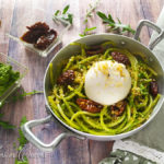 Spaghetti con pesto di rucola, pomodorini secchi e burrata