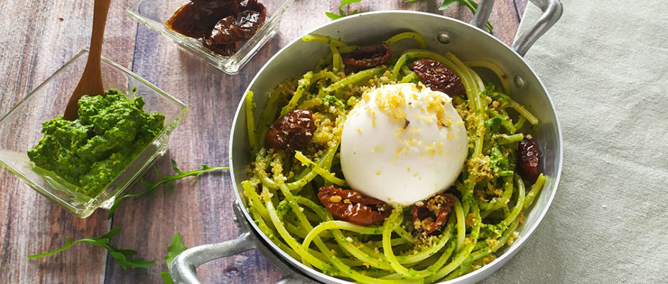 Spaghetti con pesto di rucola, pomodorini secchi e burrata