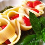 Conchiglioni ripieni di pomodoro e pecorino al pesto fresco