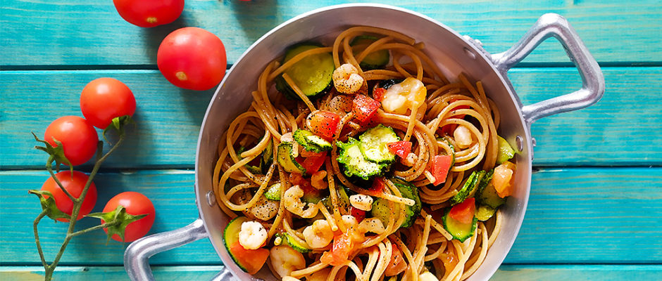 Spaghetti con gamberetti, zucchine e pomodorini