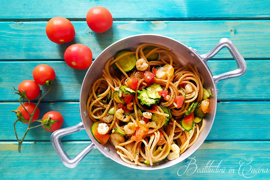 Spaghetti con gamberetti, zucchine e pomodorini