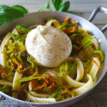 Pasta con fiori di zucca e burrata